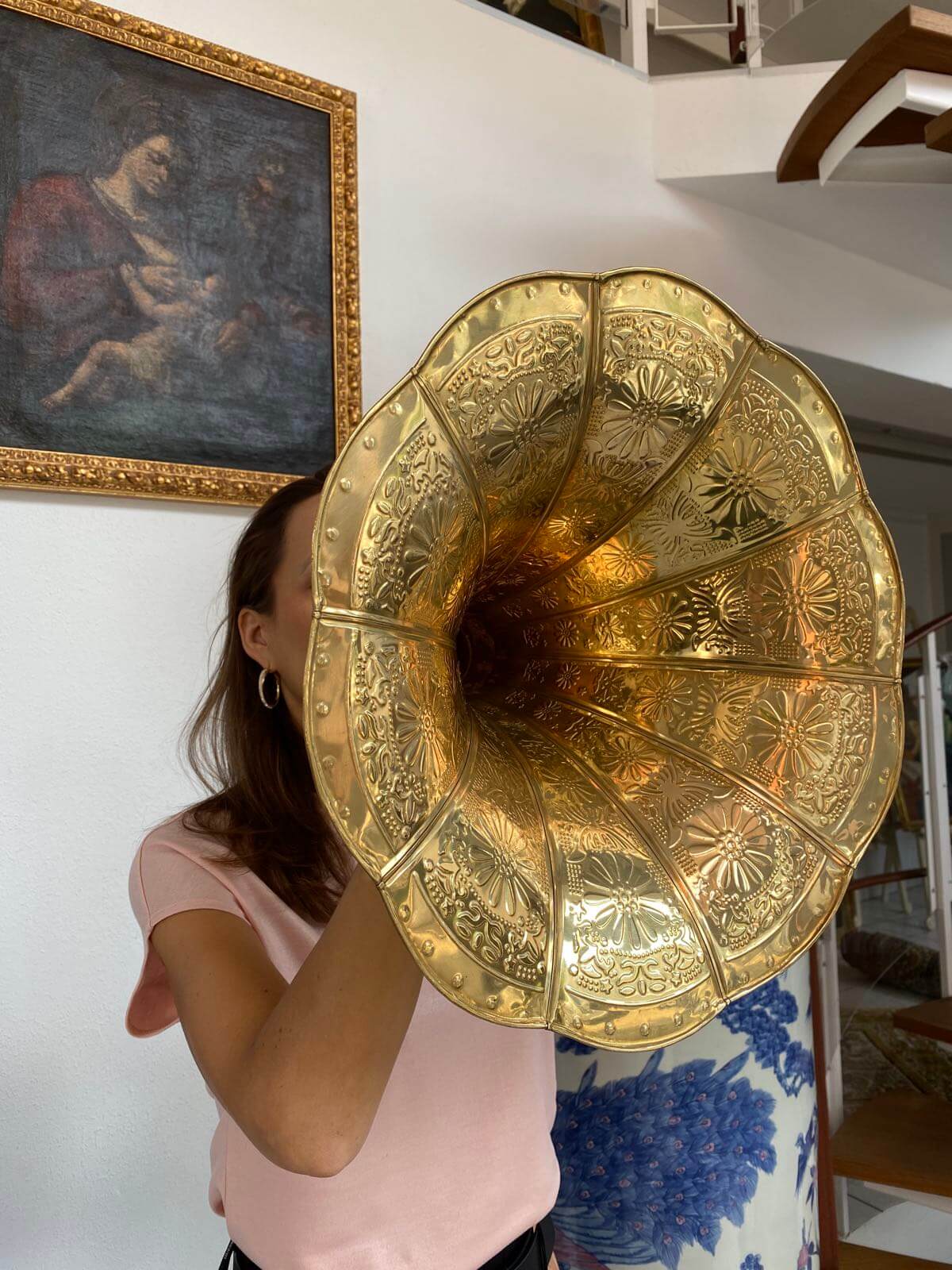 Trichter Grammophon Horn goldfarben mit Verzierungen im antik Stil