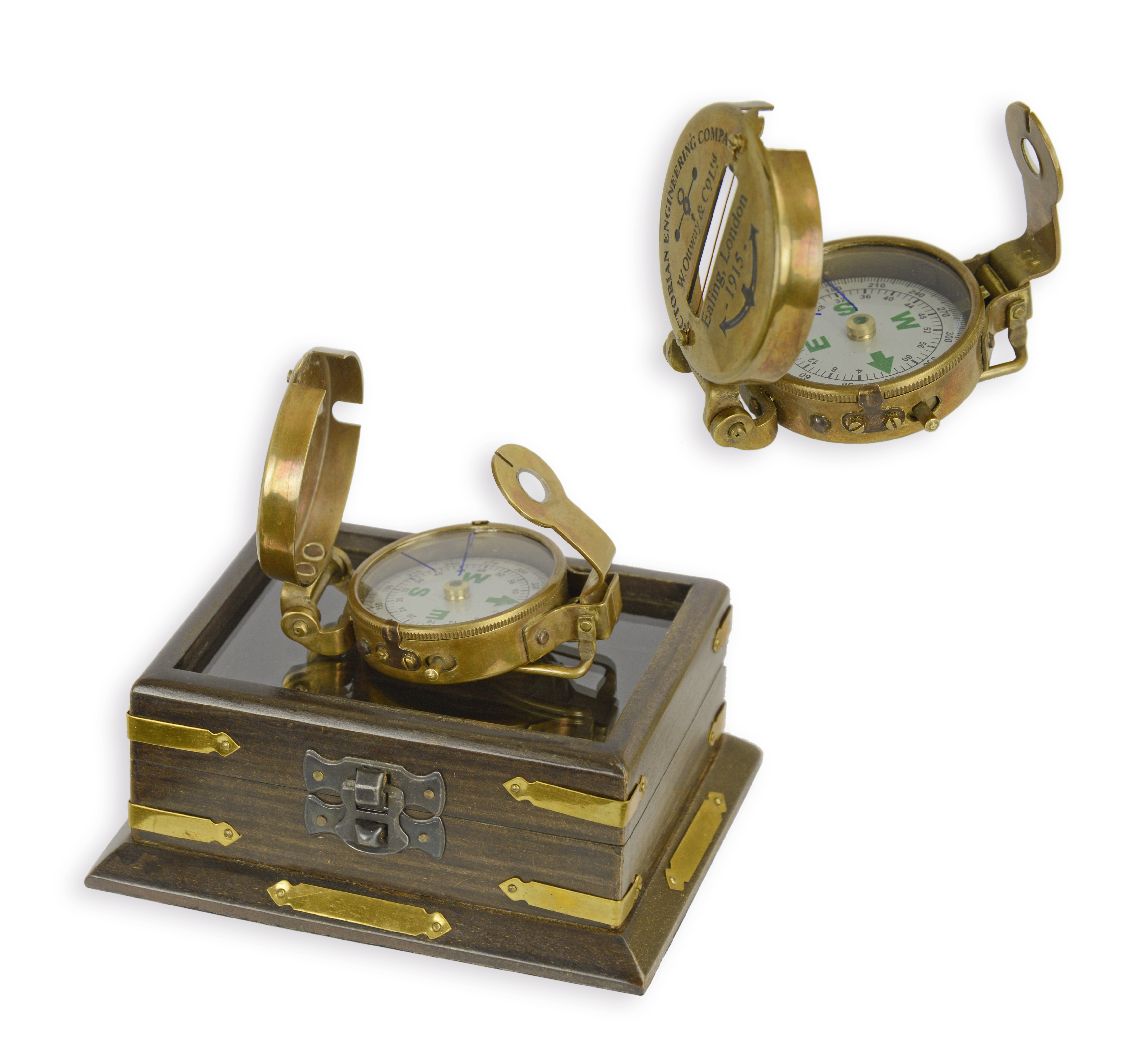 Una bussola in ottone in una scatola di legno replica design retrò decorazione