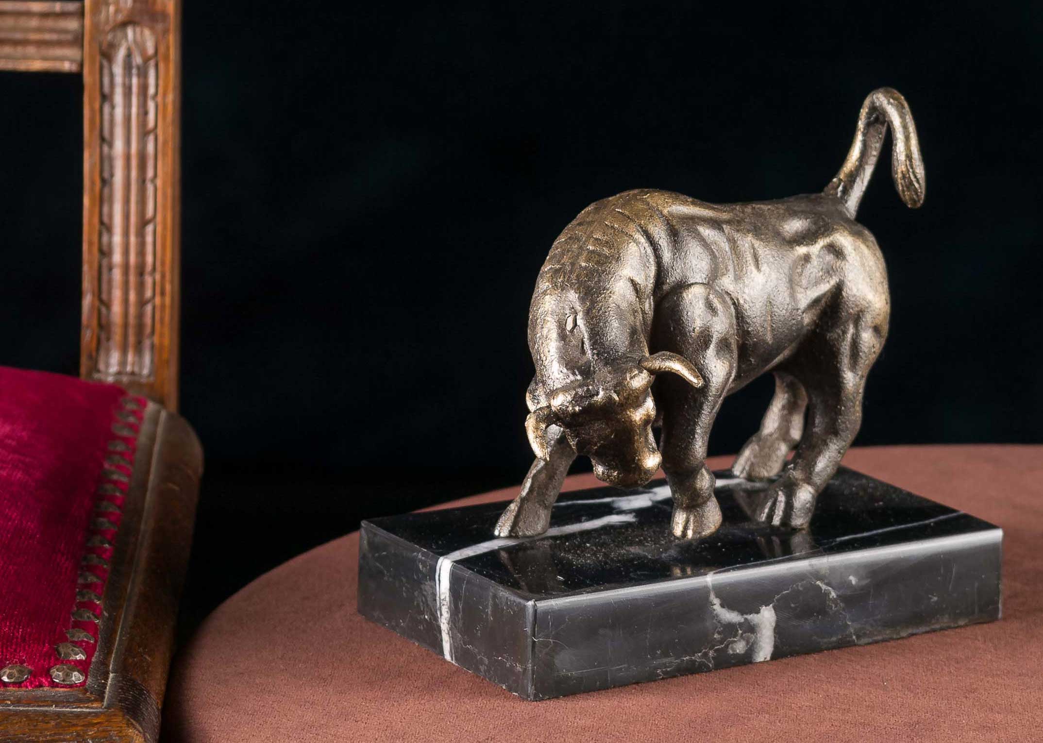 STIER BULLE GUSSEISEN MIT MARMORSOCKEL FIGUR SKULPTUR BUCHSTÜTZE ANTIK STIL