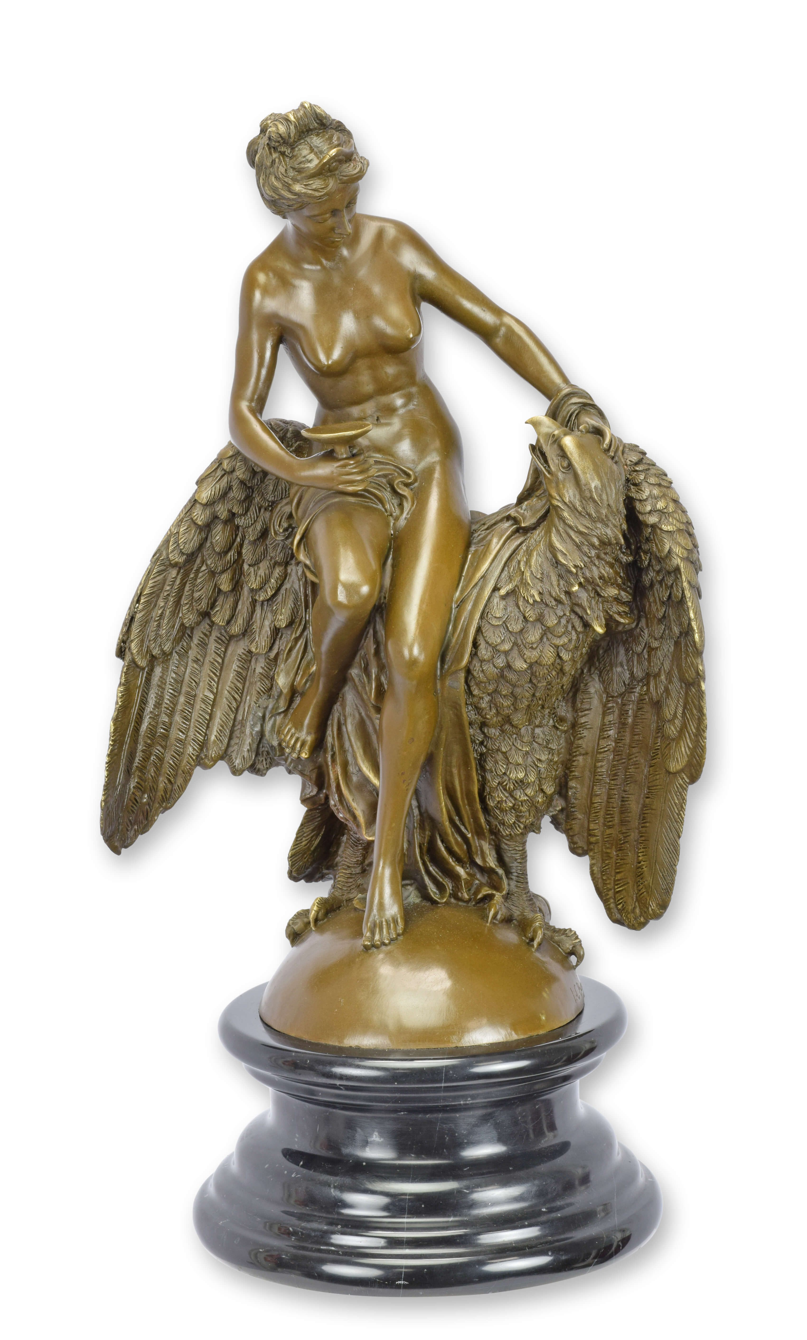 Una scultura in bronzo raffigurante Hebe e l'aquila replica design retrò decorazione