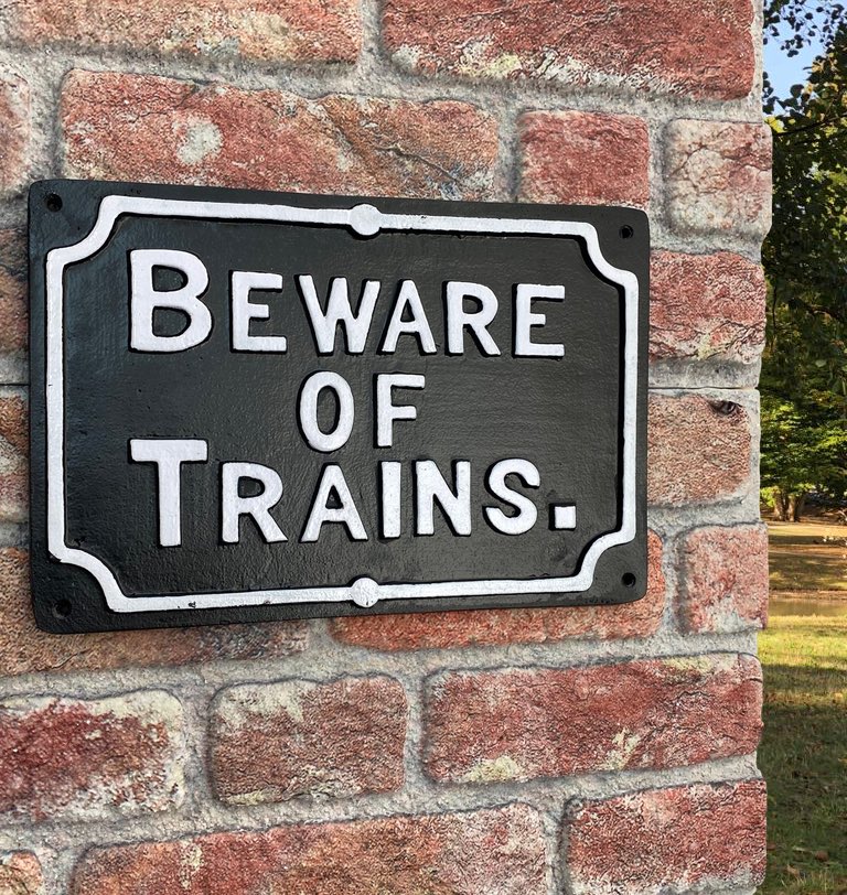 Schild Türschild BEWARE OF TRAINS Eisenbahn Bahn Eisen 31cm Antik-Stil