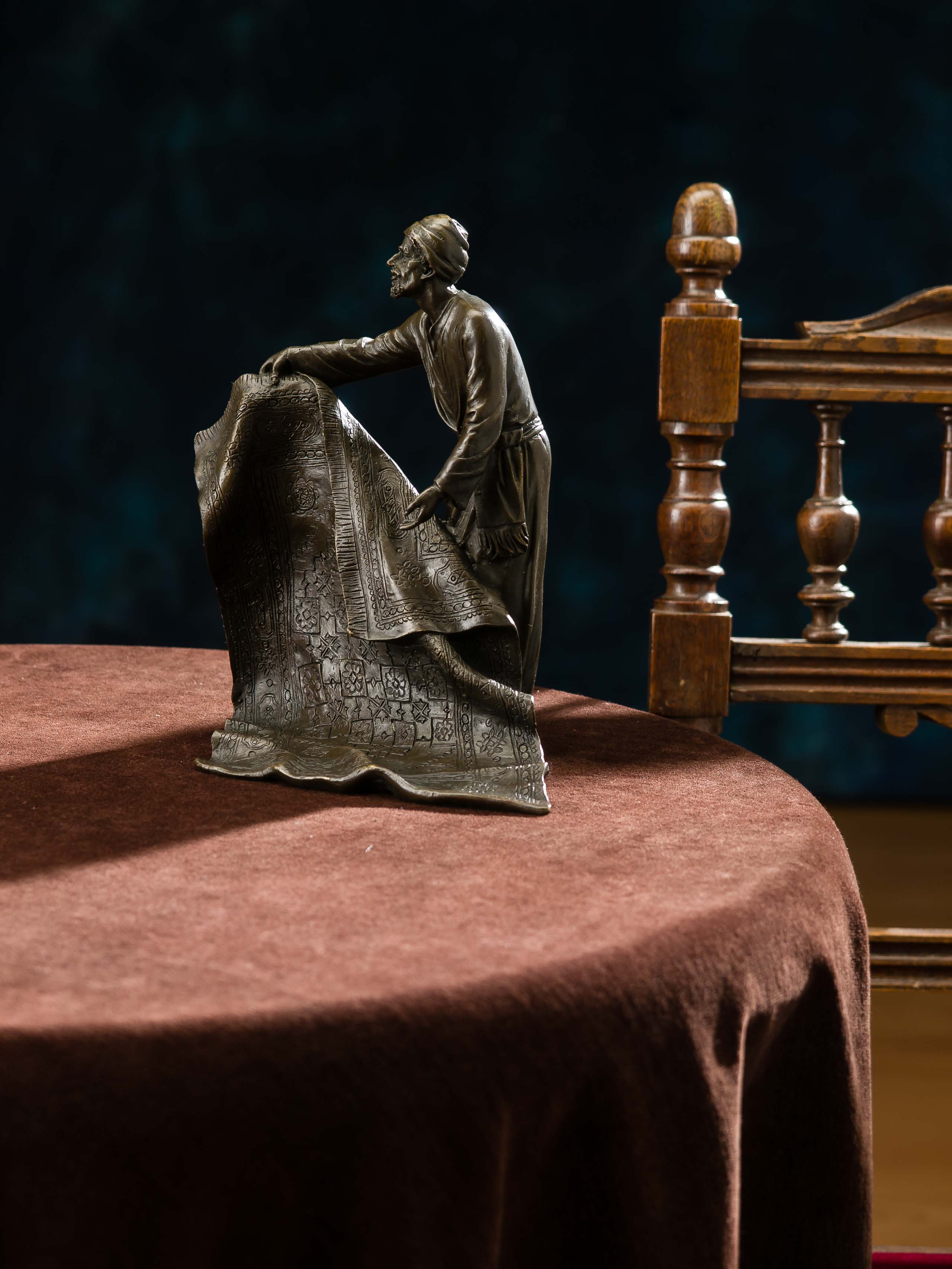 WB-2-1 BRONZE TEPPICHHÄNDLER ORIENT TEPPICH BRONZEFIGUR BRONZESKULPTUR FIGUR PERSER