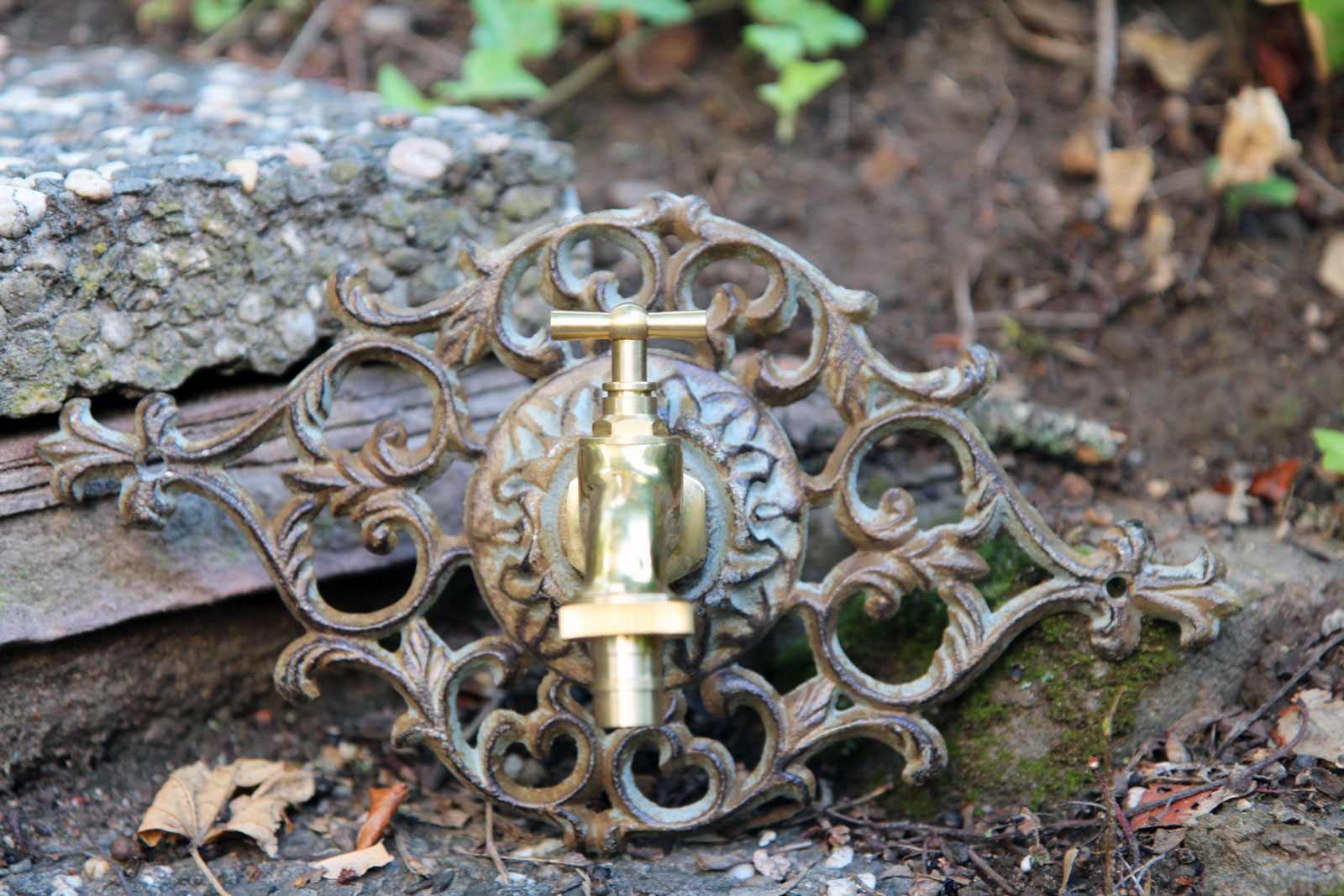 Nostalgie Wasseranschluss Zierrosette Eisen Wasserhahn Garten grün antik Stil