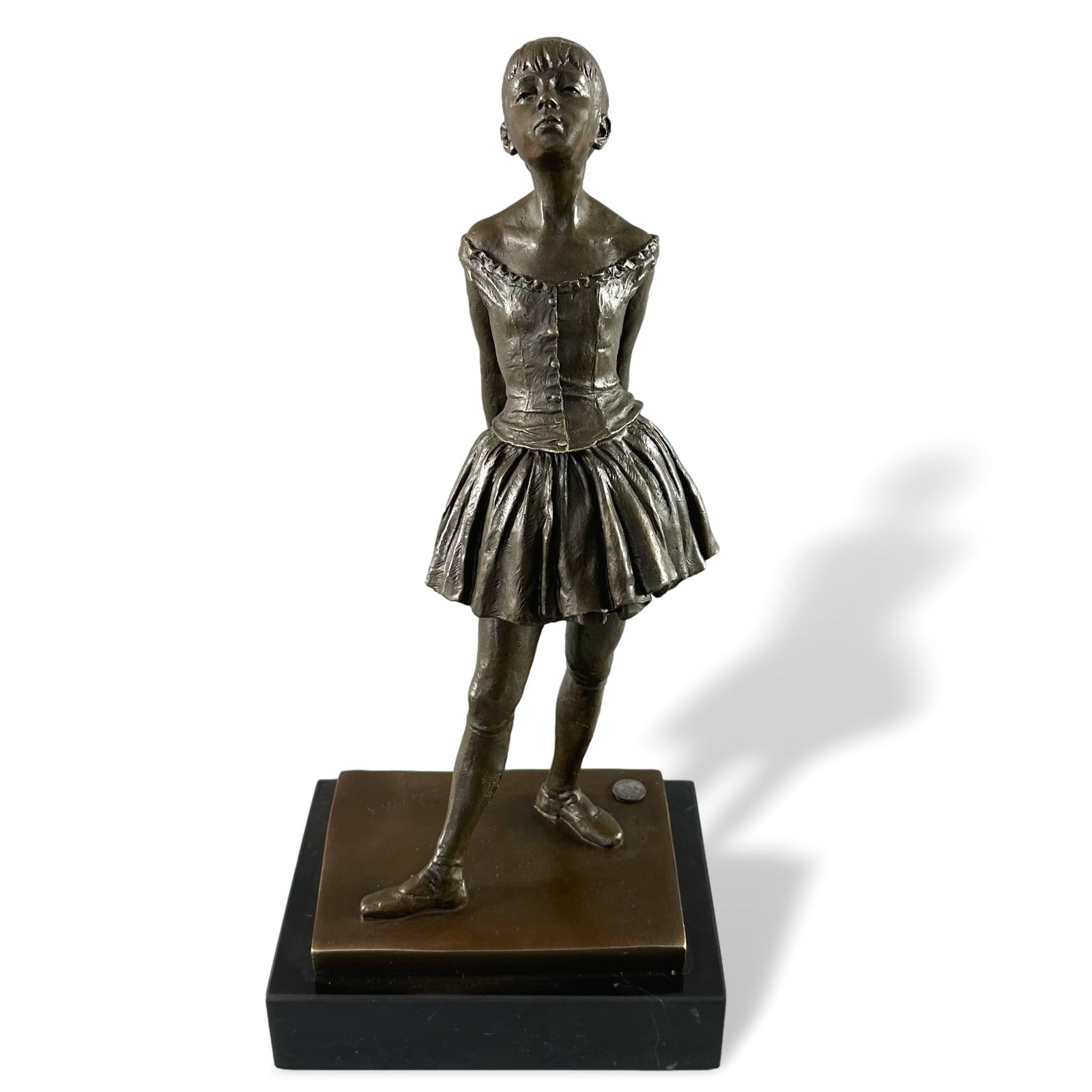 Copia della scultura in bronzo dopo replica della ballerina di balletto di Degas